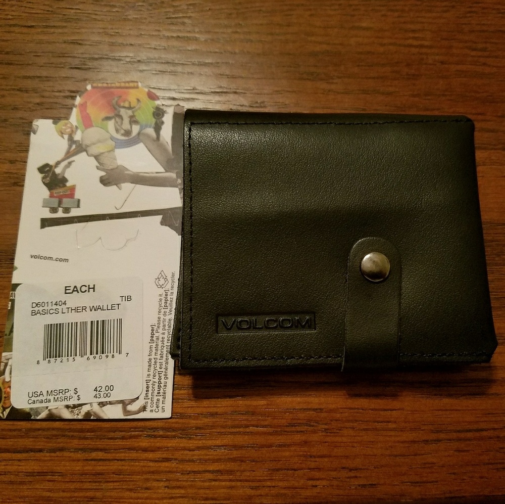NWT Volcom Wallet, black leather with button